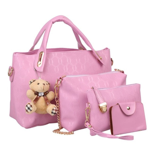 Bolso de mano de piel con cadena grabada