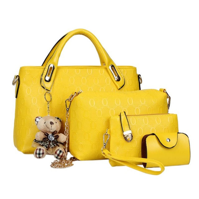 Bolso de mano de piel con cadena grabada
