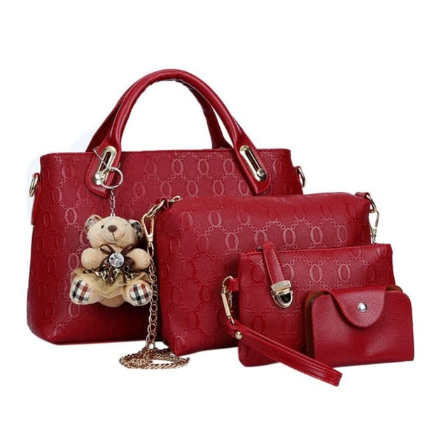 Bolso de mano de piel con cadena grabada