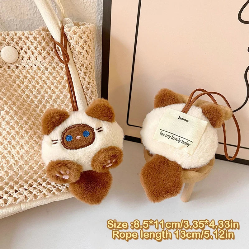 Juguete de peluche de gato chirriante de dibujos animados, colgante con etiqueta con nombre antipérdida, llavero con muñeco de peluche encantador, dijes para mochila escolar para niños, regalos para niños