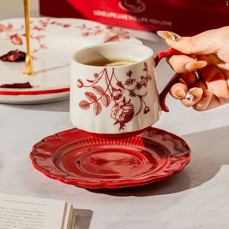 Taza de café de cerámica con diseño de rosas al atardecer de China con un alto valor estético, acompañada de un juego de taza y plato de regalo en una caja de regalo