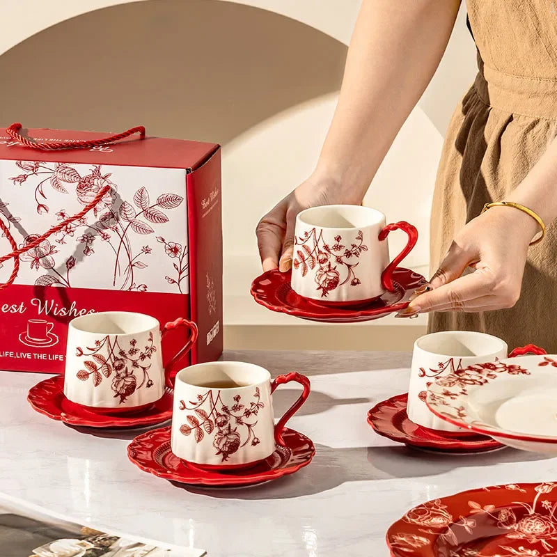 Taza de café de cerámica con diseño de rosas al atardecer de China con un alto valor estético, acompañada de un juego de taza y plato de regalo en una caja de regalo