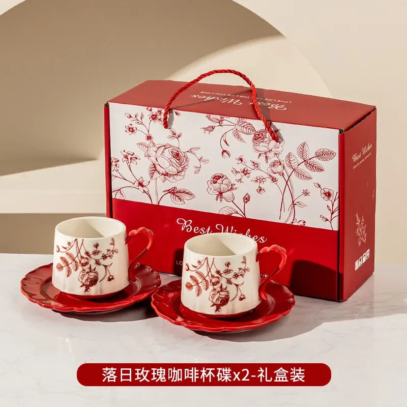 Taza de café de cerámica con diseño de rosas al atardecer de China con un alto valor estético, acompañada de un juego de taza y plato de regalo en una caja de regalo