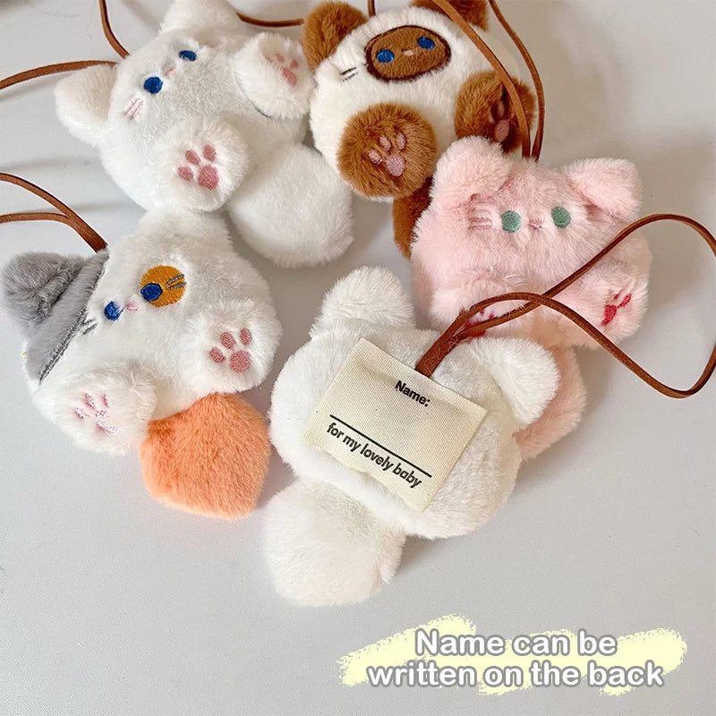 Juguete de peluche de gato chirriante de dibujos animados, colgante con etiqueta con nombre antipérdida, llavero con muñeco de peluche encantador, dijes para mochila escolar para niños, regalos para niños